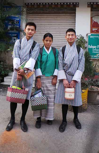 Cõi tây phương cực lạc cuối cùng ở thế gian 18 Quốc phục Bhutan, chỉ khác nhau về chất liệu, trang trí.