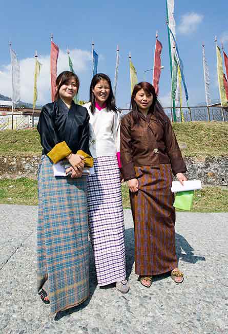 Quốc phục Bhutan, chỉ khác nhau về chất liệu, trang trí.