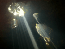 Ba luồng ánh sáng trắng