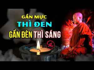 gần mực thì đen gần đèn thì sáng